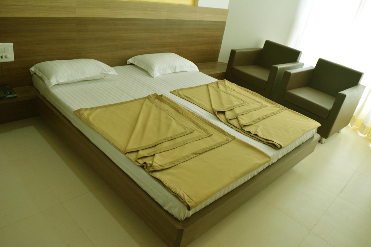 Oyo 10672 Hotel Riviera 纳西克 外观 照片