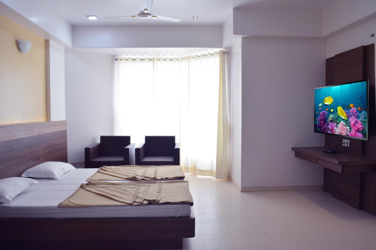 Oyo 10672 Hotel Riviera 纳西克 外观 照片