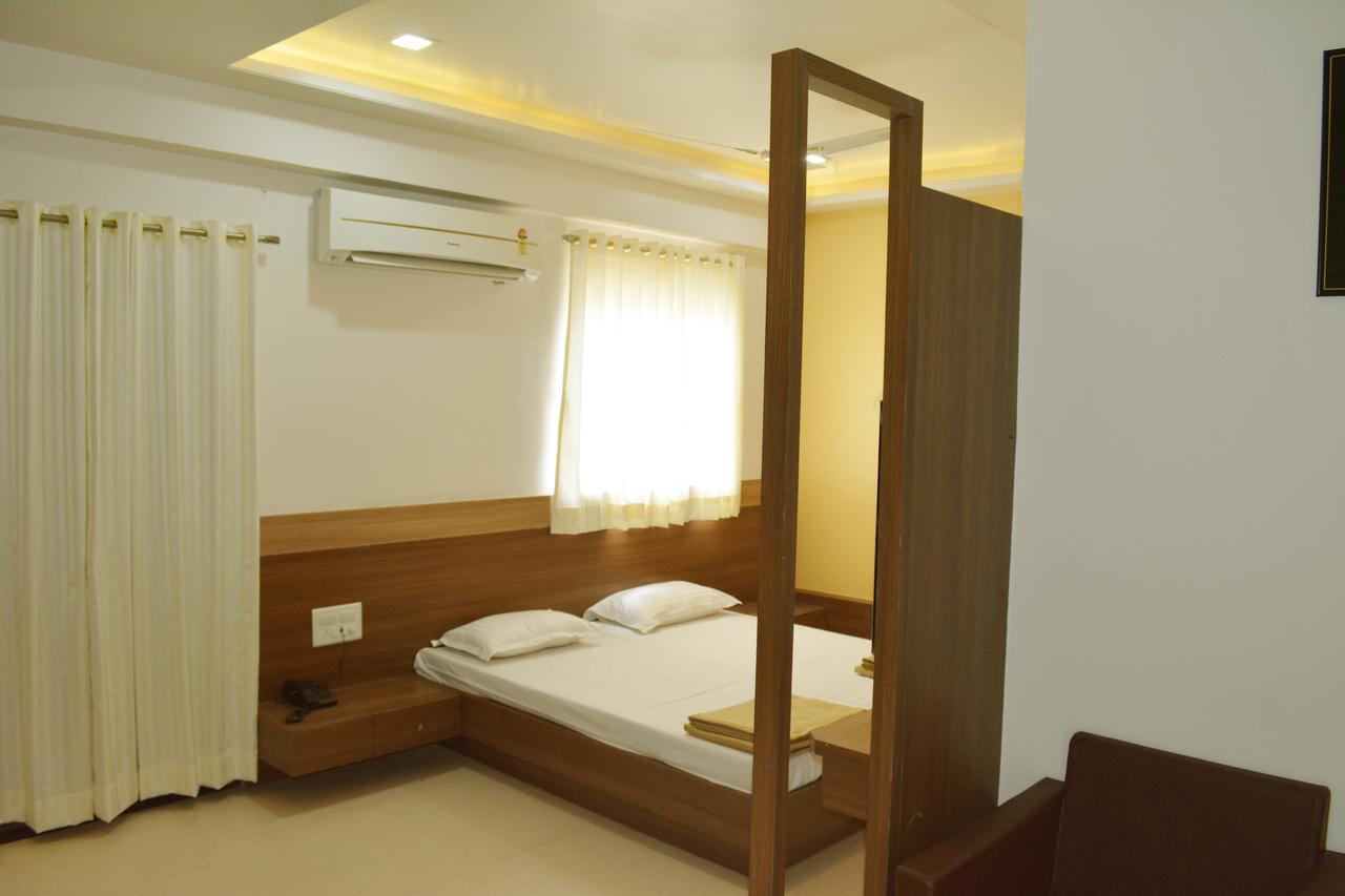 Oyo 10672 Hotel Riviera 纳西克 外观 照片