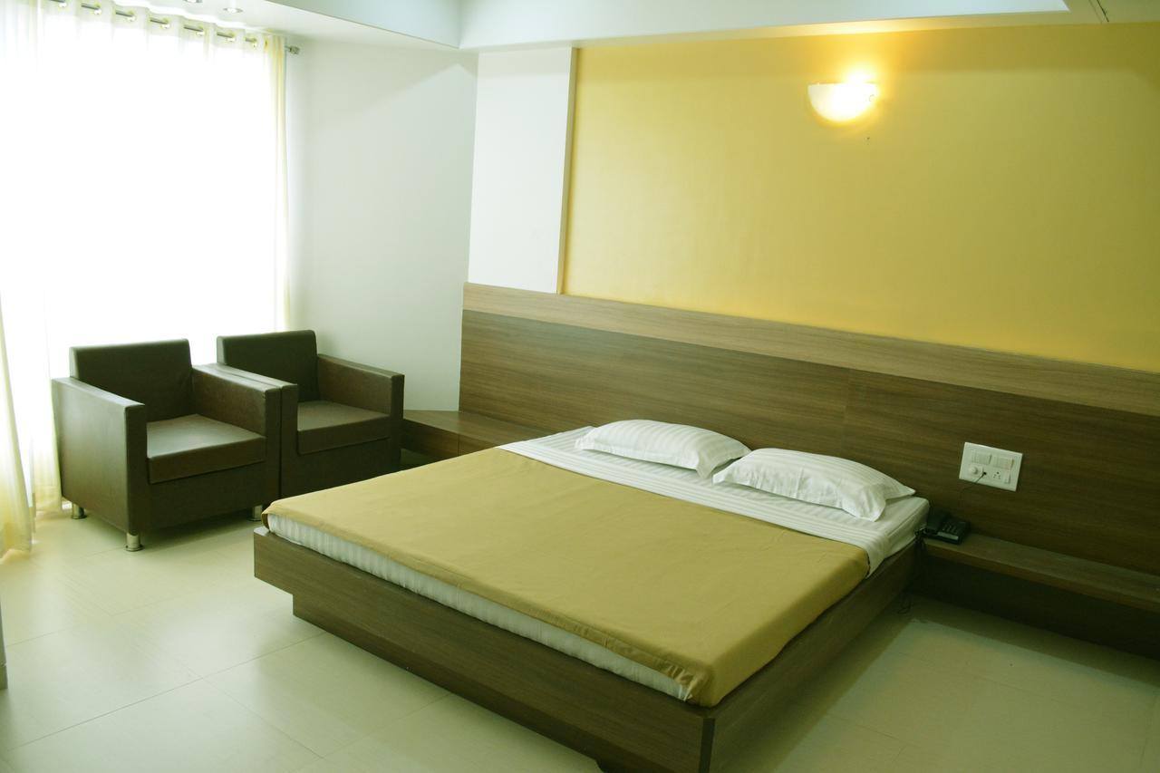 Oyo 10672 Hotel Riviera 纳西克 外观 照片