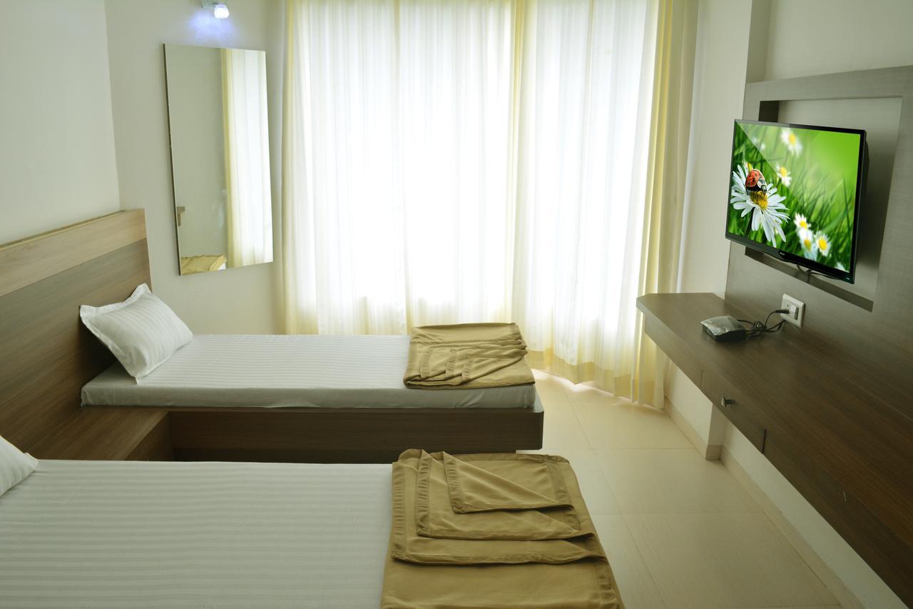 Oyo 10672 Hotel Riviera 纳西克 外观 照片