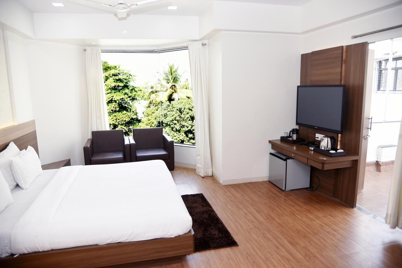 Oyo 10672 Hotel Riviera 纳西克 外观 照片