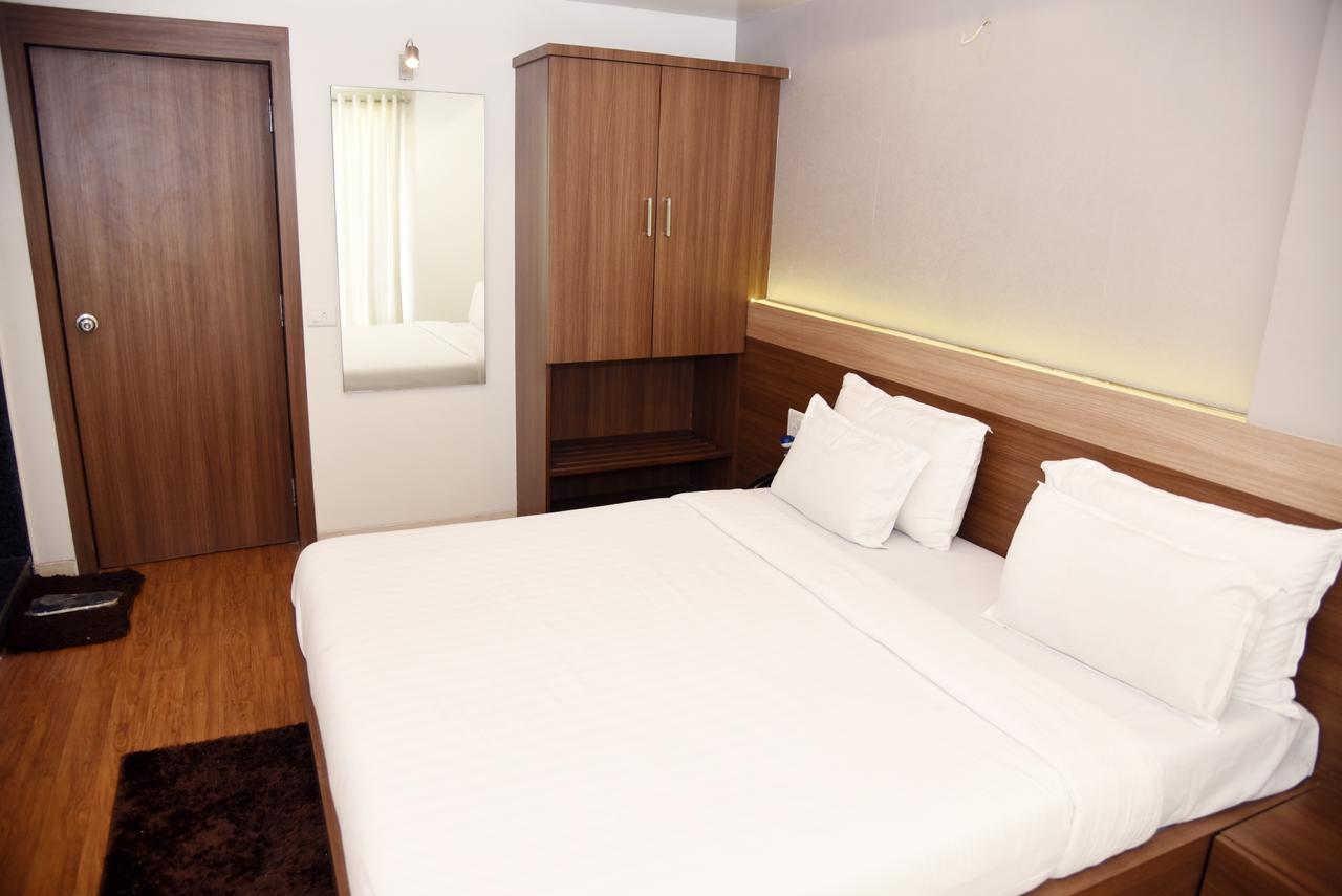Oyo 10672 Hotel Riviera 纳西克 外观 照片