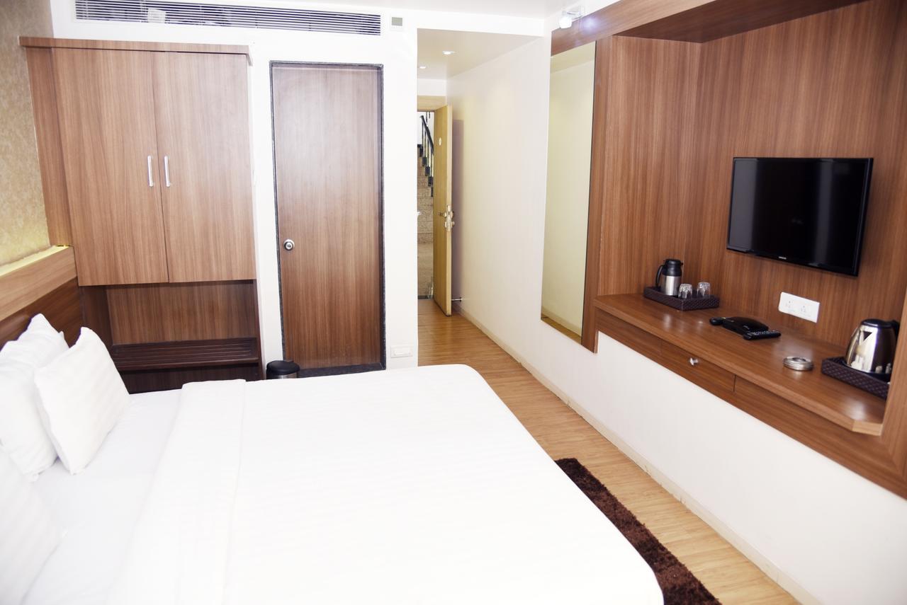 Oyo 10672 Hotel Riviera 纳西克 外观 照片