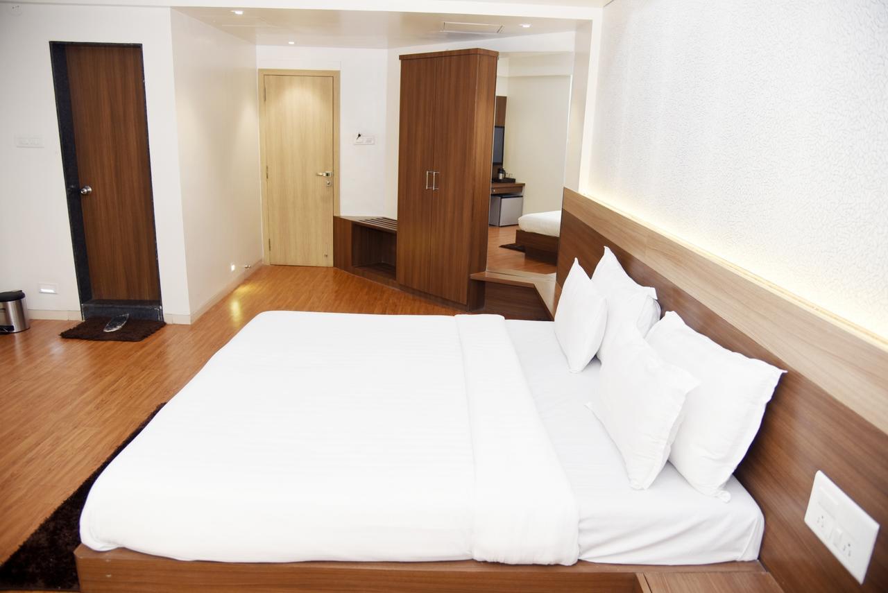 Oyo 10672 Hotel Riviera 纳西克 外观 照片