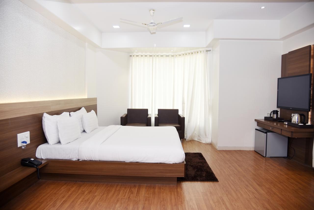 Oyo 10672 Hotel Riviera 纳西克 外观 照片