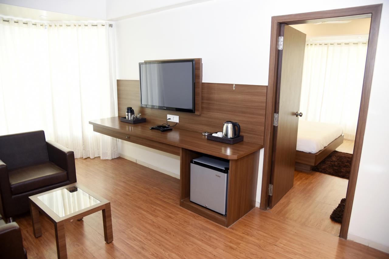Oyo 10672 Hotel Riviera 纳西克 外观 照片