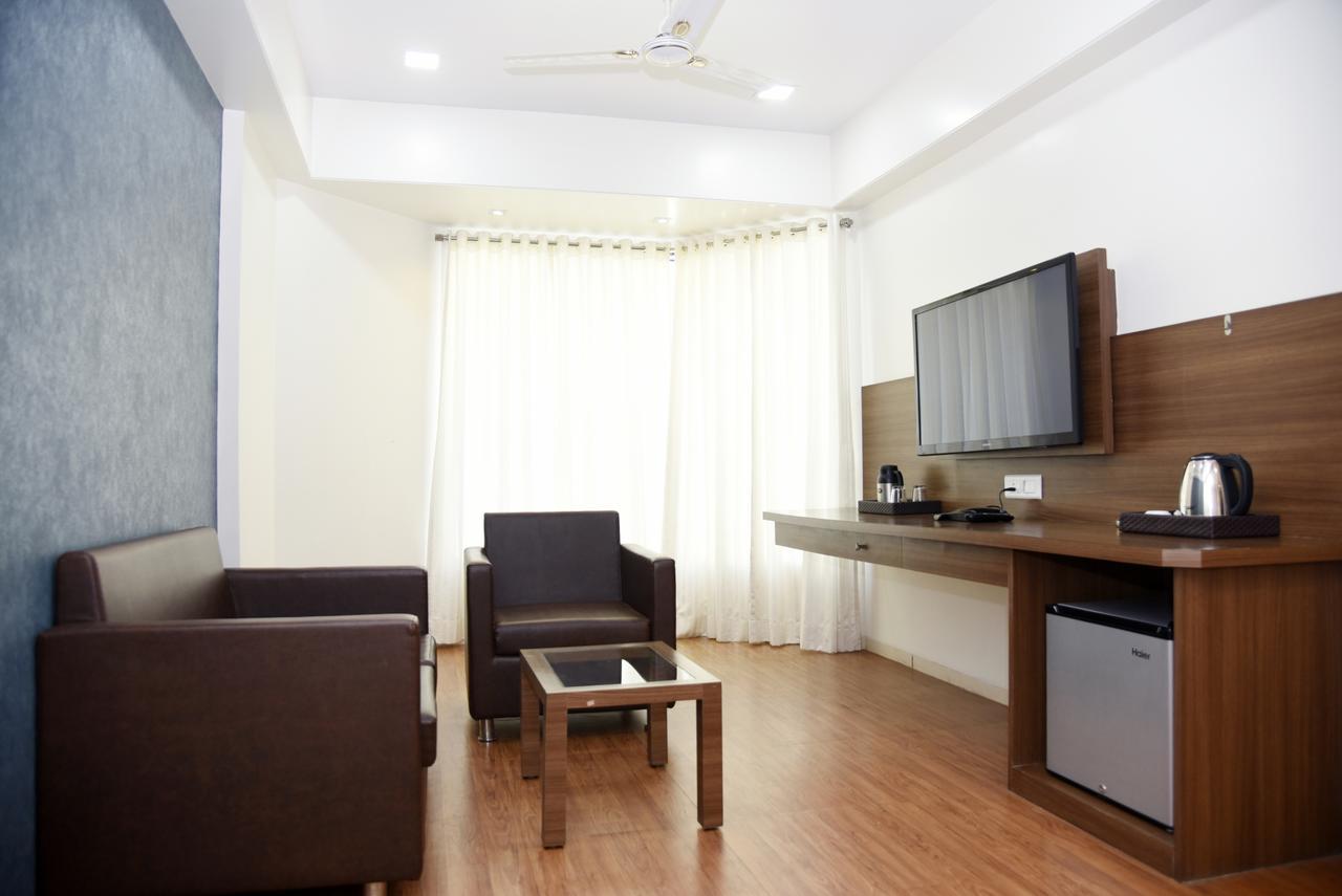 Oyo 10672 Hotel Riviera 纳西克 外观 照片