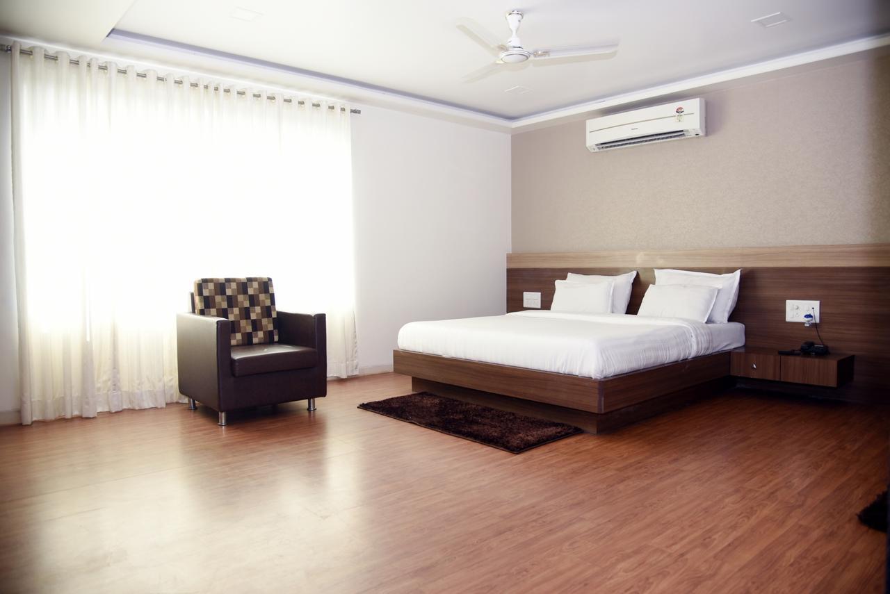 Oyo 10672 Hotel Riviera 纳西克 外观 照片